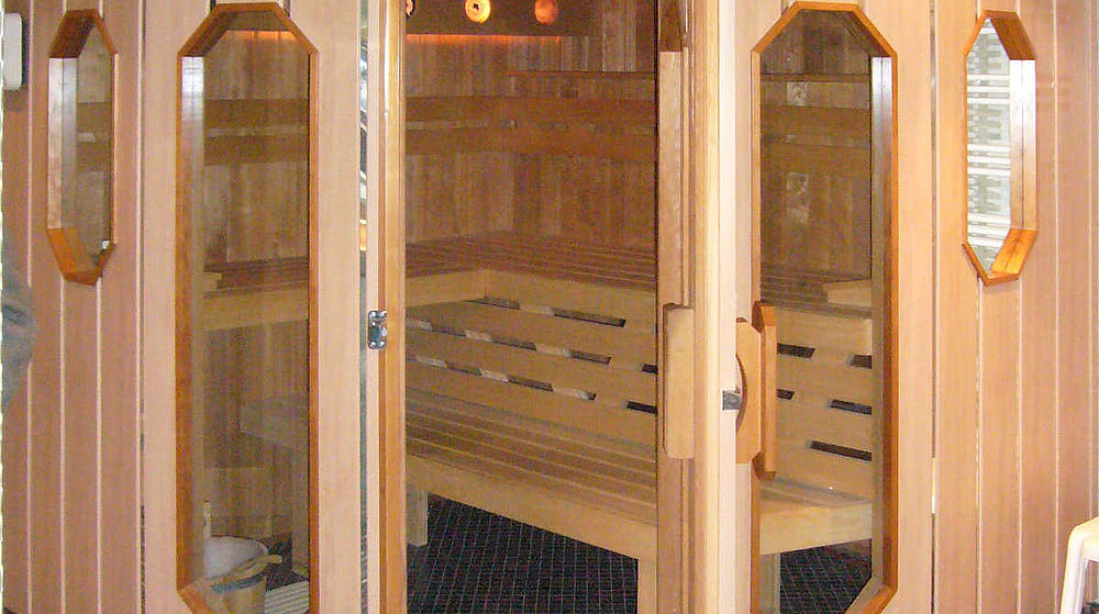 Sauna mit großen Fenstern